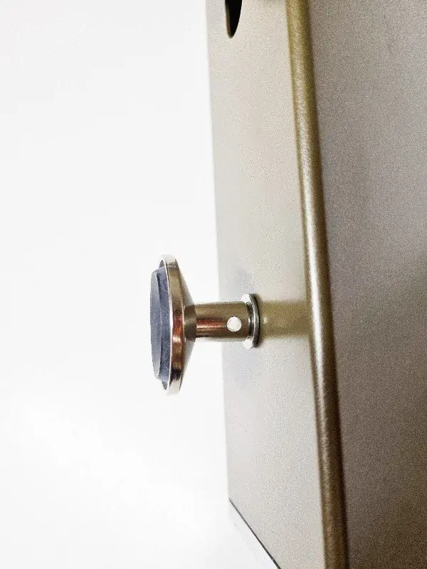 Nástenný záhradný stĺpik TRIA - mocca