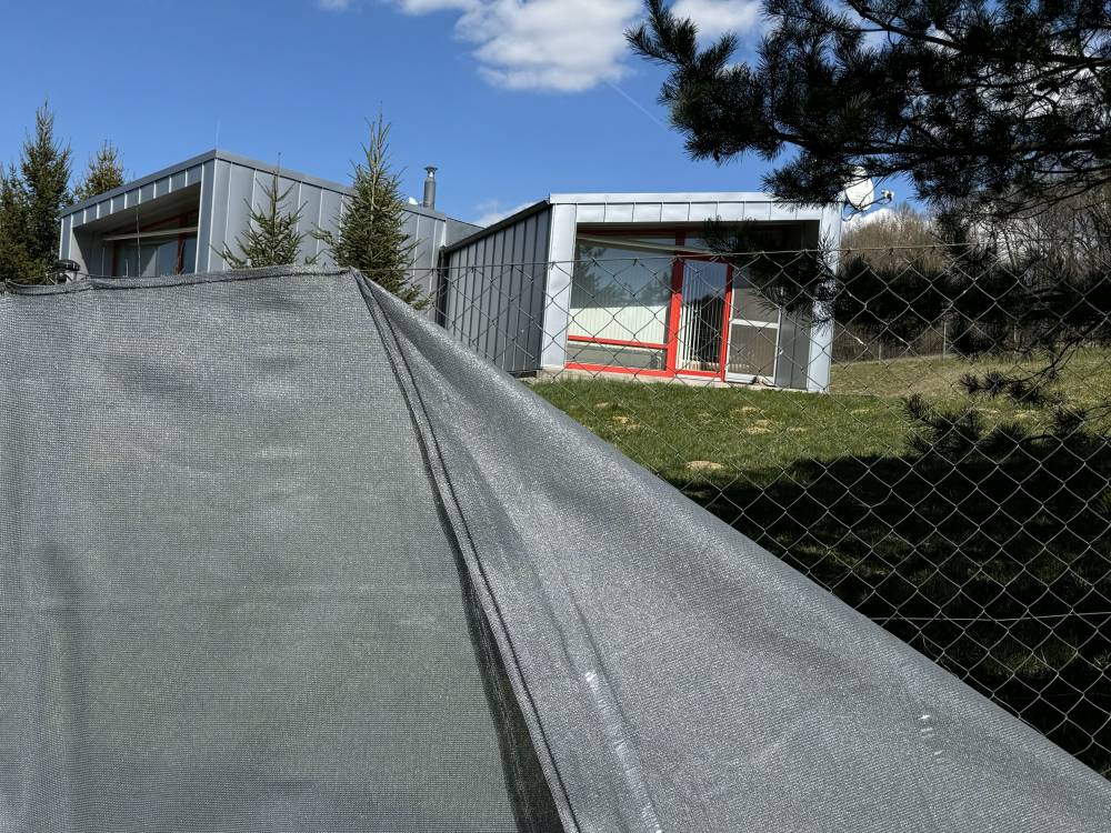 Tieniaca tkanina 150 g/m2, tmavo šedá, výška 1,5m - metráž