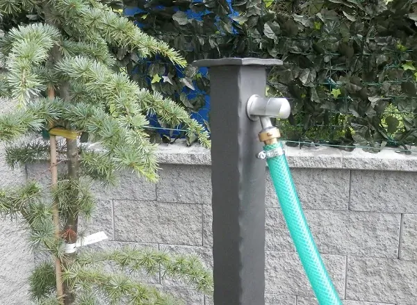 Kovaný záhradný stĺpik, 2 kohúty, záves - antracitový